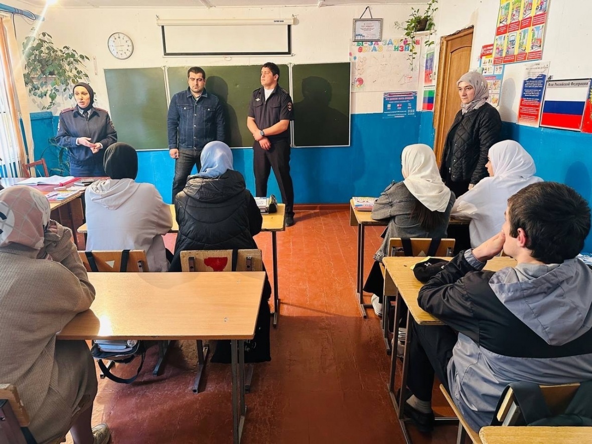 Представители ОМВД Чародинского района посещают школы для проведения со старшеклассниками бесед о вреде употребления наркотиков